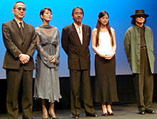 「雨あがる」の小泉監督最新作、完成披露