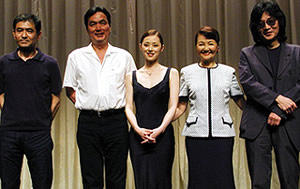 大塚寧々の色香が香る「笑う蛙」完成披露