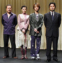 (左より)石橋凌、ともさかりえ、加藤晴彦、天願大介監督