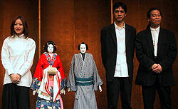 （左より）管野美穂、文楽人形の梅川と忠兵衛 西島秀俊、森昌行プロデューサー