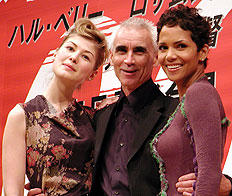 北朝鮮の抗議もどこ吹く風。「007」監督とボンド・ガール来日