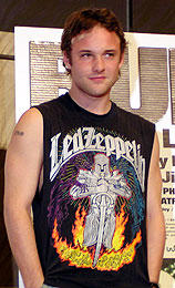 スーツはピチピチ。ブラッド・レンフロ来日記者会見