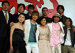 （後列左より）山本プロデューサー、小山氏、オダギリ、原田、北村監督 （前列左より）岡本、成宮、上戸、金子、石垣