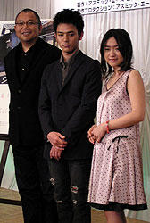 (左より)犬童監督、妻夫木、池脇