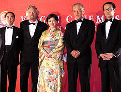 (左より)山本マーク豪氏(TOHOシネマズ社長)、 リチャード・ブランソン氏(ヴァージングループ会長)、 沢口靖子、松岡功氏(東宝会長)、高井英幸氏(東宝社長)