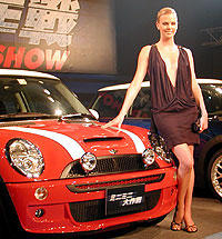 劇中で乗った赤いミニと一緒に