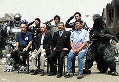 (後列左より)メカゴジラ、虎牙光揮、金子昇、高杉亘、ゴジラ (前列左より)特殊技術・浅田英一、小泉博 中尾彬、手塚昌明監督