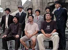 （後列左より）中村、高岡、蒼井、池松、中澤、柄本 （前列左より）企画・遠山信幸、監督・冨樫森、視覚効果・松本肇
