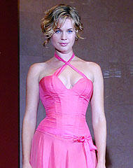 パパラッチにはご用心！「ファム・ファタール」魔性の女が来日