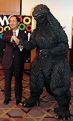 今年もTIFFで上映されるゴジラと 握手を交わす角川歴彦GP