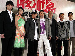 （左より）金子昇、吉岡美穂、田村淳、本木雅弘、西村雅彦、 筧利夫、千葉誠治監督