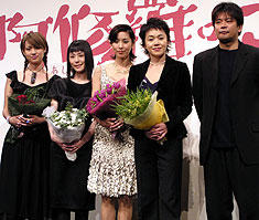 （左より）深田恭子、深津絵里、黒木瞳、 大竹しのぶ、森田芳光監督
