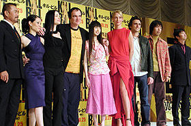 （左より）千葉、ルーシー、ジュリー、タランティーノ監督、栗山、 ユマ、ローレンス、石川、種田