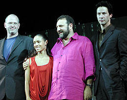 「レボリューションズ」のキャストたちが来日。初日は日本で!