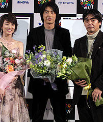 (左より)石田ゆり子、大沢たかお、磯村一路監督