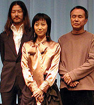 （左より）浅野忠信、一青窈、 ホウ・シャオシェン監督