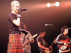 熱唱する中村獅堂ら