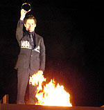 指輪を炎の中へ投げ込む イライジャ・ウッド