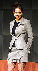 ケガにも負ケズ。ハル・ベリー緊急来日