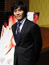 女性ファン熱狂、イ・ビョンホン来日会見は一触即発