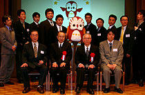 説明会に登壇した振興会の代表ら