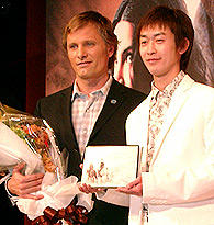 花束贈呈に来場した武幸四郎騎手に 自ら撮った馬の写真集をプレゼントしたヴィゴ