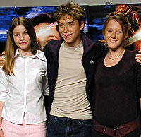 （左より）レイチェル・ハード＝ウッド、 ジェレミー・サンプター、リュディヴィーヌ・サニエ