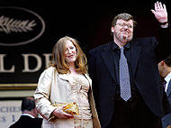 マイケル・ムーア「華氏911」カンヌで激賞