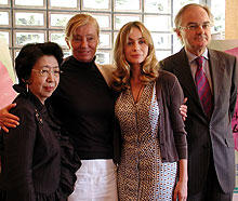 会見に出席した エマニュエル・ベアール（左より3人目）