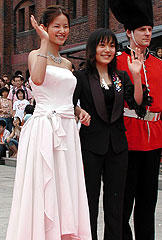 やんごとなきお姫様のような 小西真奈美(左)と鈴木杏