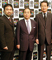 会見に出席した角川氏（中央）ら