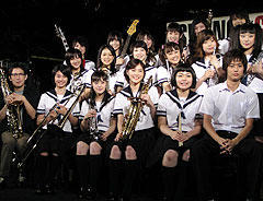 女子高生ジャズバンド「スウィングガールズ」が演奏を披露