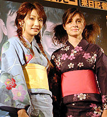 日米アイドルが浴衣で対面。「ロズウェル」ヒロイン来日