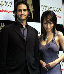 ウィル・ケンプと 花束贈呈に来場した釈由美子