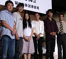 （左より）佐野智樹監督、玉木宏、蒼井優、 佐田真由美、松田悟志、山下徹太