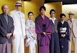 (左より)実相寺昭雄監督、阿部寛、原田知世、 堤真一、永瀬正敏、いしだあゆみ、宮迫博之 (出演者の衣裳は全て劇中のもの)