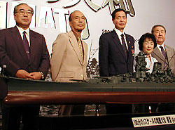 (左より)坂上順・東映常務、佐藤純彌監督、 角川春樹、辺見じゅん、高岩淡・東映会長