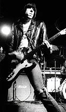ラモーンズのギタリスト、ガンで死去