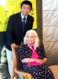 91歳、ヨーロッパ現役最年長女優にえなりかずきが接近