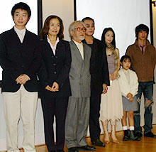 危機的状況には歌。「ニワトリはハダシだ」秘話