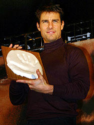 トム・クルーズ、握手会はパスして手形を残す