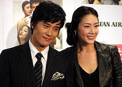 イ・ビョンホンとチェ・ジウ登場で、報道陣800人！