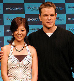 マット・デイモンと花束贈呈役の白石美帆