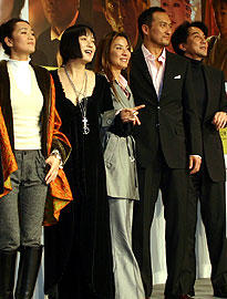 （左より）コン・リー、桃井かおり、ミシェル・ヨー、 渡辺謙、役所広司