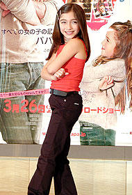 ポスターの自分と同じポーズで