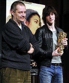 「アメリ」の監督、パリのカフェでは不審人物？