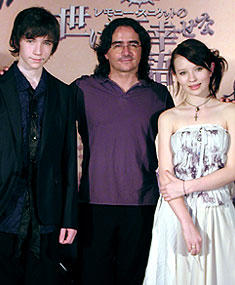 (左より)リアム・エイケン、ブラッド・シルバーリング監督、 エミリー・ブラウニング