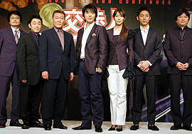 (左より)亀山千広プロデューサー、石井正則、國村隼、 ユースケ・サンタマリア、水野美紀、小泉孝太郎、本広克行監督