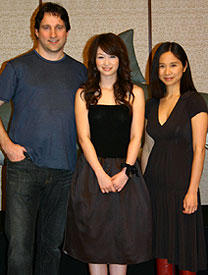 （左より）クリス・ケンティス、辺見えみり、 ローラ・ラウ