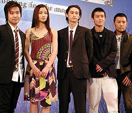 (左より)深作健太監督、黒木メイサ、窪塚洋介、 エディソン・チャン、山本太郎